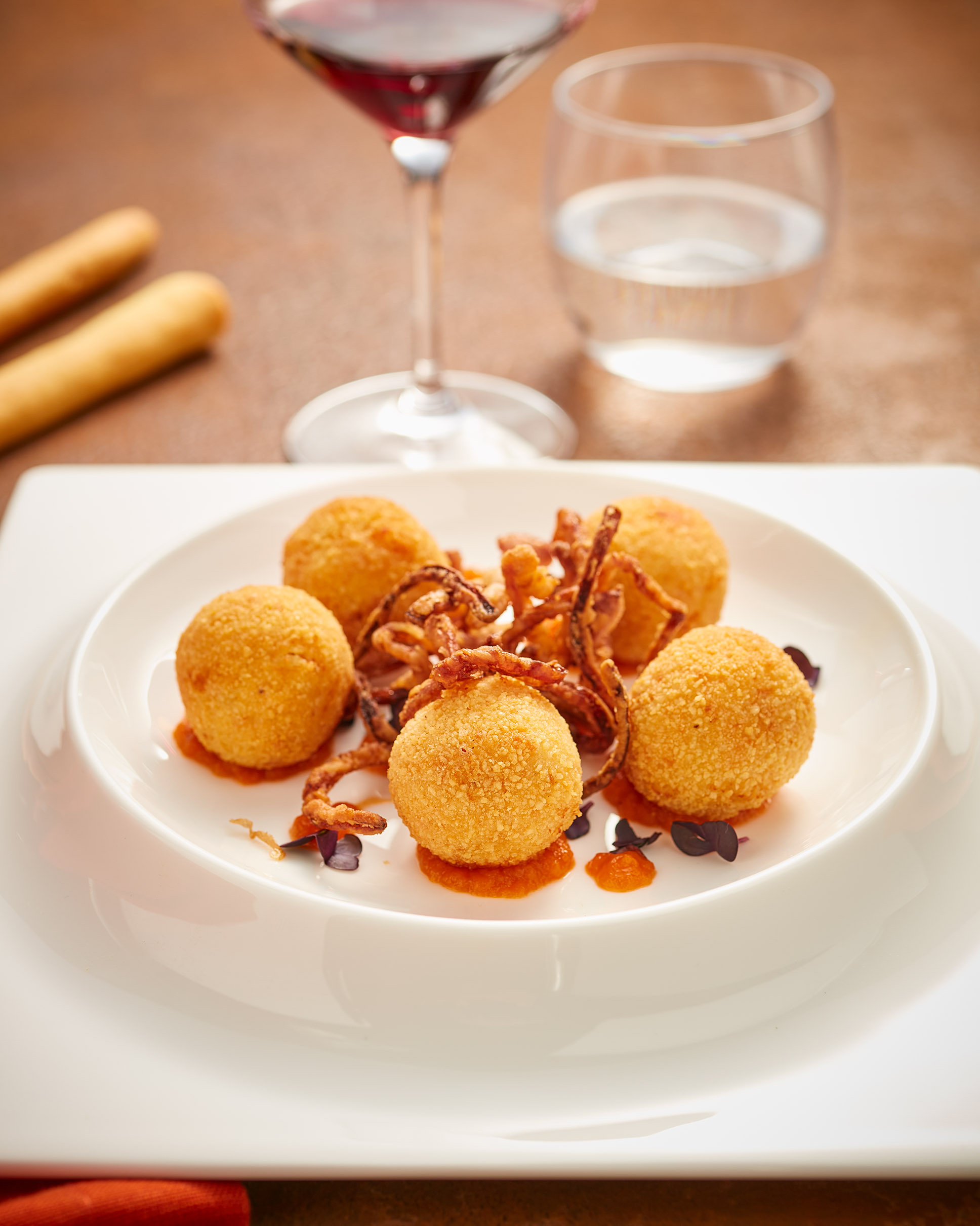 Polpette di patate e mortadella con ketchup bolognese e cipolla fritta