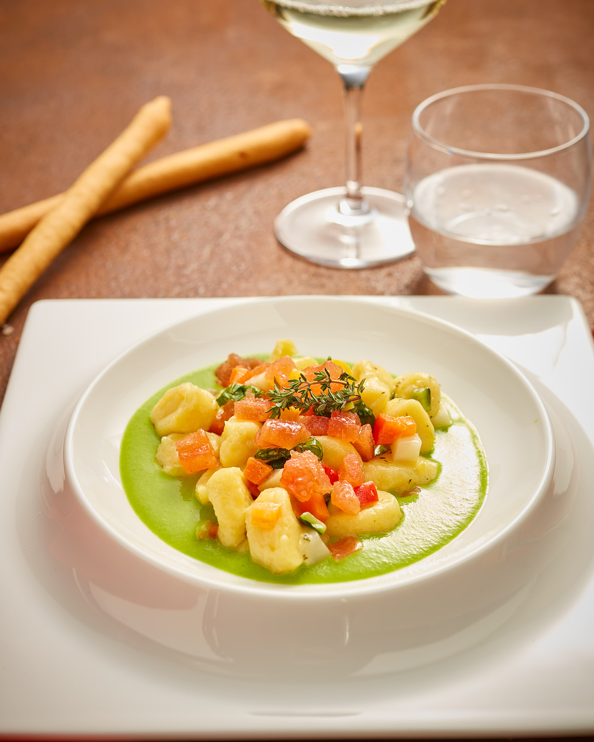 Gnocchetti di patate, crema di piselli freschi e verdure croccanti al timo