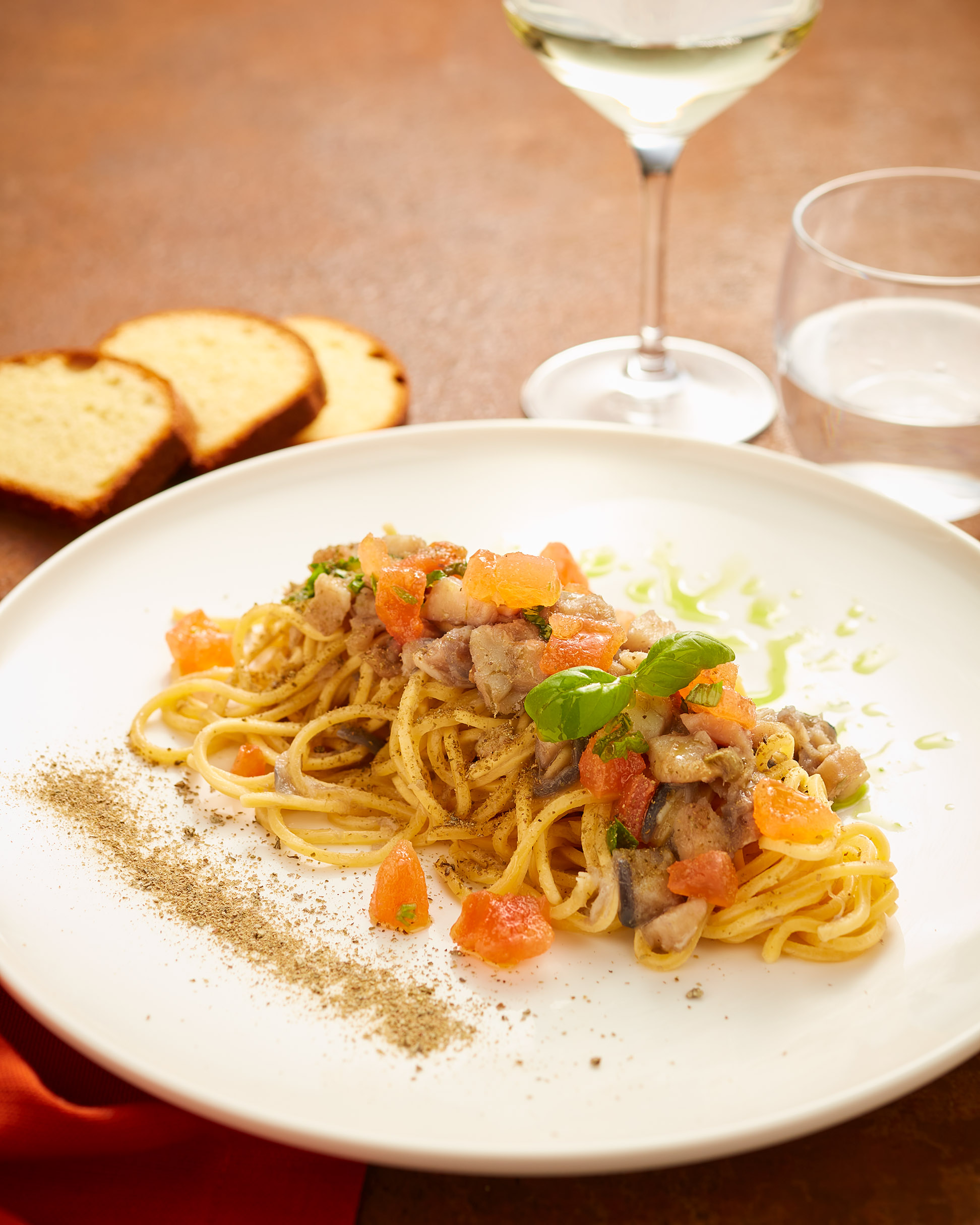 Spaghetti alla chitarra al baccalà e capperi disidratati